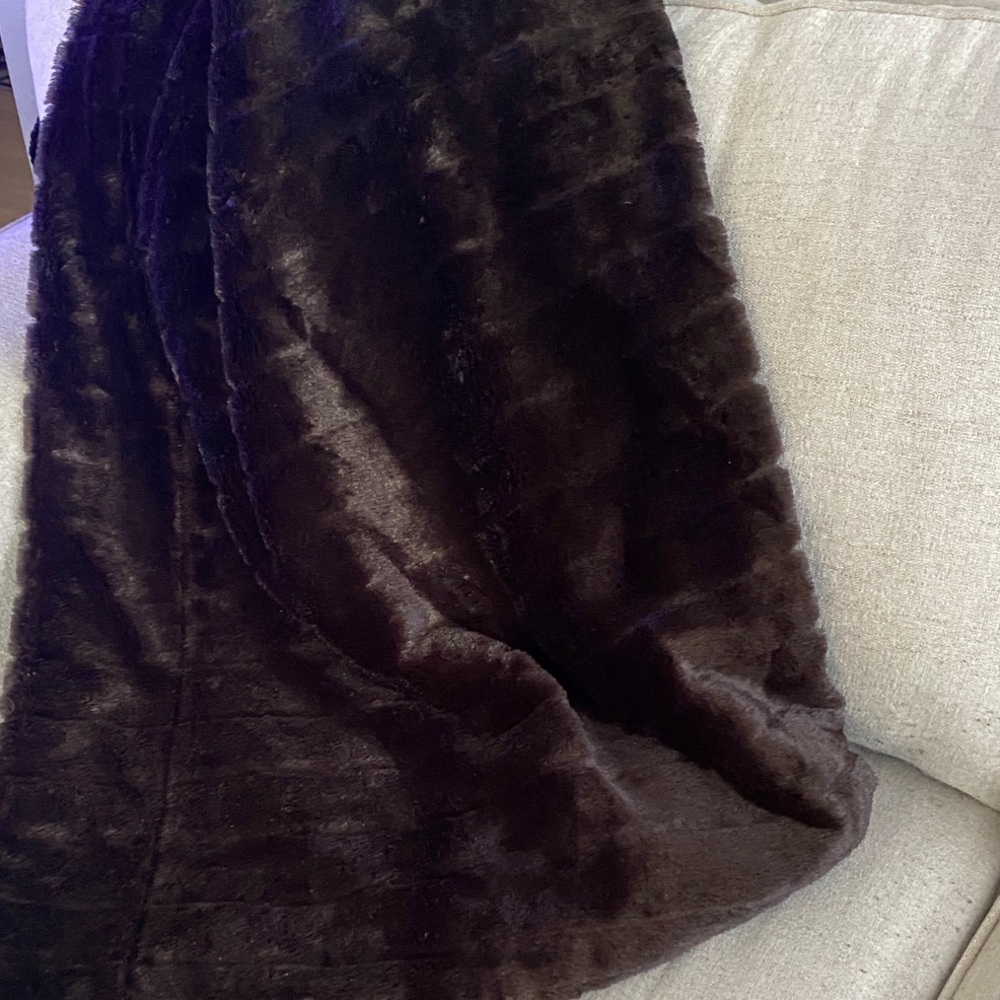 Luxurious Faux Fur Throw Blanket
